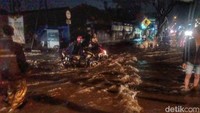 Pihaknya berharap pemerintah bisa memperhatikan drainase yang ada di pinggir jalan raya Dayeuh Kolot-Moh Toha.