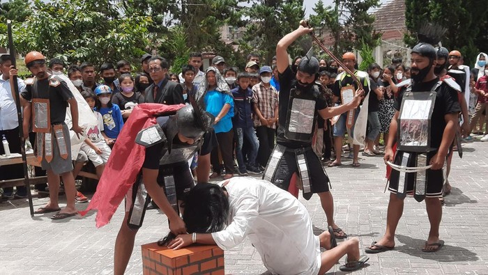 Teatrikal proses penyaliban Yesus oleh jemaat HKBP Pargodungan, Dolok Sanggul, Humbang Hasundutan.