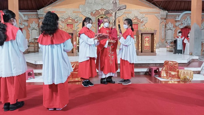 Umat Katolik di Gereja Paroki Tri Tunggal Mahakudus,Tuka, Dalung berlangsung khidmat, Jumat, 15 April 2022 malam.