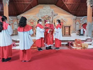 Umat Katolik di Gereja Kawasan Dalung Ibadah Jumat Agung Khusyuk