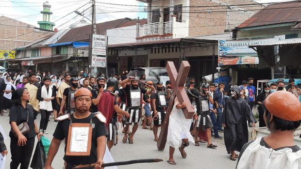 Teatrikal jalan salib oleh jemaat HKBP Pargodungan, Dolok Sanggul, Humbang Hasundutan.