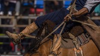 Di luar arena rodeo, warga juga menjual berbagai kerajinan tangan seperti ikat pinggang dan topi para gaucho.  