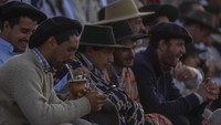 Selama berlangsungnya Criolla del Prado, warga Montevideo sibuk membuat makanan tradisional sebagai santapan para gauchos dan pengunjung. Santapan favorit yang dibuat selama berlangsungnya rodeo ini adalah makanan bakar tradisional Uruguay yang disebut Asado.  