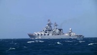 Rusia mengatakan kebakaran terjadi di kapal penjelajah berpeluru kendali hingga menyebabkan amunisi di atas kapal meledak dan menimbulkan kerusakan serius pada kapal serta memaksa awak kapal perang dievakuasi pada Rabu (13/4/2022) lalu. Sementara, Ukraina mengatakan kerusakan itu terjadi karena mereka menghantam kapal tersebut dengan rudal anti-kapal. Russia Mod/Eyepress/Reuters.