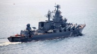Kapal tersebut tenggelam setelah sempat terbakar hebat di Laut Hitam. Reuters.