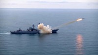 Kantor berita Rusia menyebut kapal perang Moskva yang bertugas sejak 1983 itu dipersenjatai dengan 16 rudal jelajah antikapal Vulkan dengan jangkauan 700 kilometer. Russia Mod/Eyepress/Reuters.