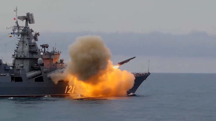 Kemenhan Rusia menyatakan kapal perang Moskva telah tenggelam setelah sempat terbakar hebat di Laut Hitam. Ini penampakan kapal itu saat masih beroperasi.