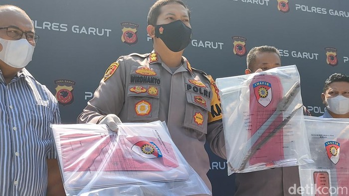Kapolres Garut AKBP Wirdhanto Hadicaksono menunjukkan barang bukti dari kasus kejahatan pembobolan indekos wanita di Garut