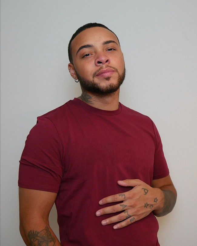 Kenny Ethan Jones merasa hidup dalam tubuh yang salah dan memutuskan membotaki rambutnya di usia 16 tahun. Dia pernah menjalani pengobatan ke psikiater karena menolak pakai rok di sekolah khusus perempuan. Pada usia 17, dia mulai terapi hormon hingga bertransformasi jadi pria. Foto: Instagram/@kennyethanjones