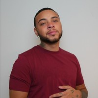 Kenny Ethan Jones merasa hidup dalam tubuh yang salah dan memutuskan membotaki rambutnya di usia 16 tahun. Dia pernah menjalani pengobatan ke psikiater karena menolak pakai rok di sekolah khusus perempuan. Pada usia 17, dia mulai terapi hormon hingga bertransformasi jadi pria. Foto: Instagram/@kennyethanjones