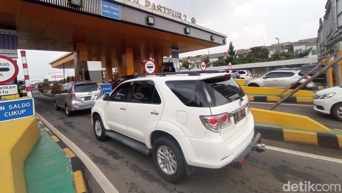 Kepadatan arus lalu lintas di pintu keluar Tol Pasteur