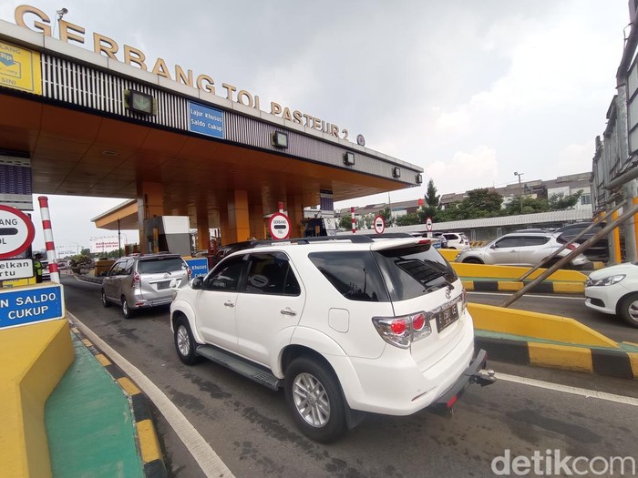 Kepadatan arus lalu lintas di pintu keluar Tol Pasteur