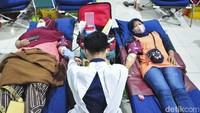 Sejumlah pendonor mendonorkan darahnya di Gelanggang Olahraga Kecamatan Tanjung Priok, Jakarta Utara, Kamis (14/4/2022).