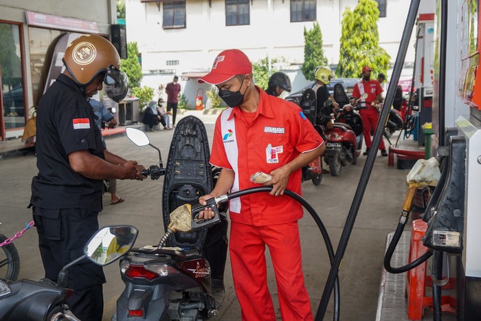 Petugas mengisi BBM ke kendaraan konsumen di SPBU 84.991.03 Entrop , Kota Jayapura, Papua, Jumat (15/4/2022). PT Pertamina Patra Niaga Regional Papua Maluku mengerahkan 198 unit armada mobil tangki, 46 unit bridger avtur dan menyiapkan 2 unit skid tank untuk LPG, 4 titik Klinik Mudik Pertamina, 21 Agen LPG NPSO PDS, serta menyiagakan Agen dan Pangkalan Minyak Tanah guna mengamankan pasokan energi selama Ramadhan dan Idul Fitri tahun 2022. ANTARA FOTO/Indrayadi TH/foc.