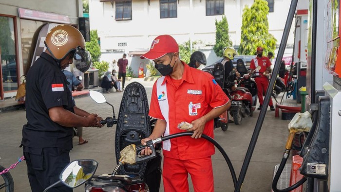 Petugas mengisi BBM ke kendaraan konsumen di SPBU 84.991.03 Entrop , Kota Jayapura, Papua, Jumat (15/4/2022). PT Pertamina Patra Niaga Regional Papua Maluku mengerahkan 198 unit armada mobil tangki, 46 unit bridger avtur dan menyiapkan 2 unit skid tank untuk LPG, 4 titik Klinik Mudik Pertamina, 21 Agen LPG NPSO PDS, serta menyiagakan Agen dan Pangkalan Minyak Tanah guna mengamankan pasokan energi selama Ramadhan dan Idul Fitri tahun 2022. ANTARA FOTO/Indrayadi TH/foc.