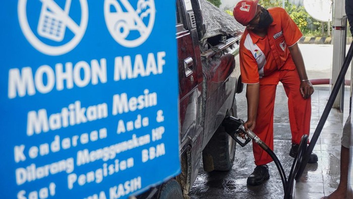 KETERSEDIAAN BBM DI PAPUA MALUKU Petugas mengisi BBM ke kendaraan konsumen di SPBU 84.991.03 Entrop , Kota Jayapura, Papua, Jumat (15/4/2022). PT Pertamina Patra Niaga Regional Papua Maluku mengerahkan 198 unit armada mobil tangki, 46 unit bridger avtur dan menyiapkan 2 unit skid tank untuk LPG, 4 titik Klinik Mudik Pertamina, 21 Agen LPG NPSO PDS, serta menyiagakan Agen dan Pangkalan Minyak Tanah guna mengamankan pasokan energi selama Ramadhan dan Idul Fitri tahun 2022. ANTARA FOTO/Indrayadi TH/foc.