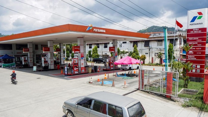 KETERSEDIAAN BBM DI PAPUA MALUKU Petugas mengisi BBM ke kendaraan konsumen di SPBU 84.991.03 Entrop , Kota Jayapura, Papua, Jumat (15/4/2022). PT Pertamina Patra Niaga Regional Papua Maluku mengerahkan 198 unit armada mobil tangki, 46 unit bridger avtur dan menyiapkan 2 unit skid tank untuk LPG, 4 titik Klinik Mudik Pertamina, 21 Agen LPG NPSO PDS, serta menyiagakan Agen dan Pangkalan Minyak Tanah guna mengamankan pasokan energi selama Ramadhan dan Idul Fitri tahun 2022. ANTARA FOTO/Indrayadi TH/foc.