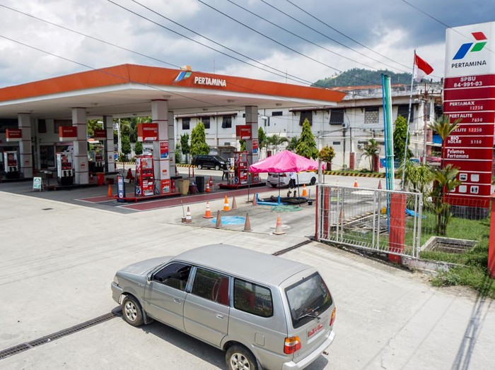 Petugas mengisi BBM ke kendaraan konsumen di SPBU 84.991.03 Entrop , Kota Jayapura, Papua, Jumat (15/4/2022). PT Pertamina Patra Niaga Regional Papua Maluku mengerahkan 198 unit armada mobil tangki, 46 unit bridger avtur dan menyiapkan 2 unit skid tank untuk LPG, 4 titik Klinik Mudik Pertamina, 21 Agen LPG NPSO PDS, serta menyiagakan Agen dan Pangkalan Minyak Tanah guna mengamankan pasokan energi selama Ramadhan dan Idul Fitri tahun 2022. ANTARA FOTO/Indrayadi TH/foc.
