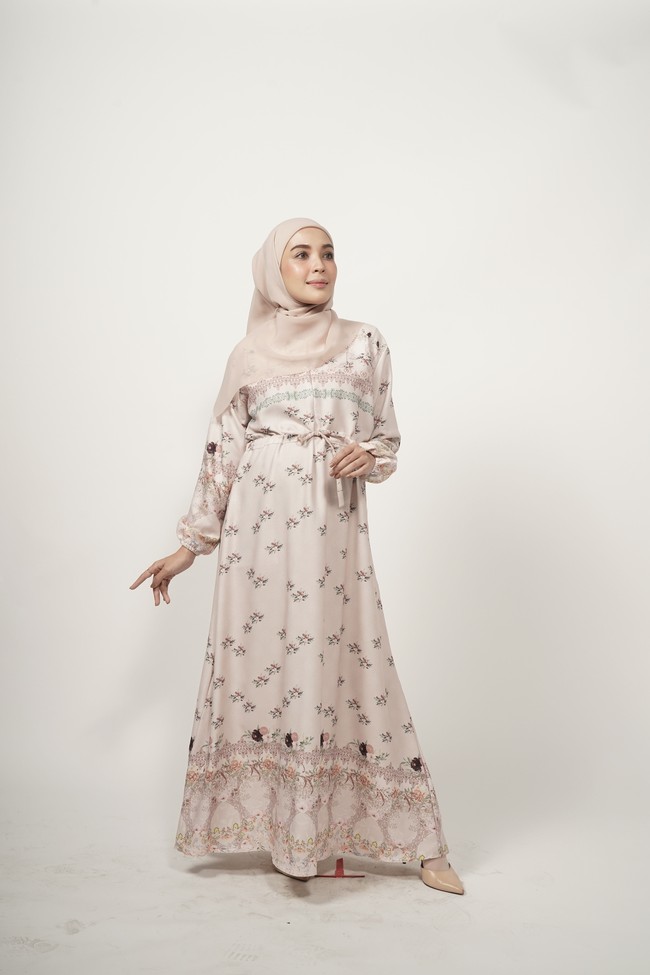 Inlah koleksi baju Lebaran 2022 dari para desainer busana muslim di acara Lazada Amanah Fahion Show 2022. Desainer yang ikut memamerkan karyanya di antaranya, Elzatta, Zoya, dan ZM by Zaskia Mecca. Foto: dok. Lazada.