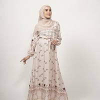 Inlah koleksi baju Lebaran 2022 dari para desainer busana muslim di acara Lazada Amanah Fahion Show 2022. Desainer yang ikut memamerkan karyanya di antaranya, Elzatta, Zoya, dan ZM by Zaskia Mecca. Foto: dok. Lazada.