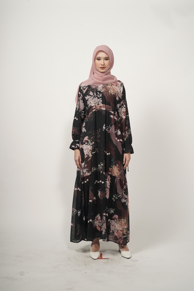 Inlah koleksi baju Lebaran 2022 dari para desainer busana muslim di acara Lazada Amanah Fahion Show 2022. Desainer yang ikut memamerkan karyanya di antaranya, Elzatta, Zoya, dan ZM by Zaskia Mecca. Foto: dok. Lazada.