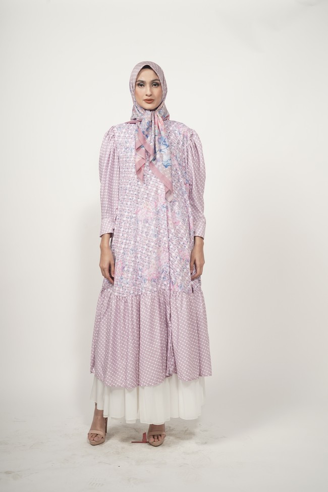 Inlah koleksi baju Lebaran 2022 dari para desainer busana muslim di acara Lazada Amanah Fahion Show 2022. Desainer yang ikut memamerkan karyanya di antaranya, Elzatta, Zoya, dan ZM by Zaskia Mecca. Foto: dok. Lazada.