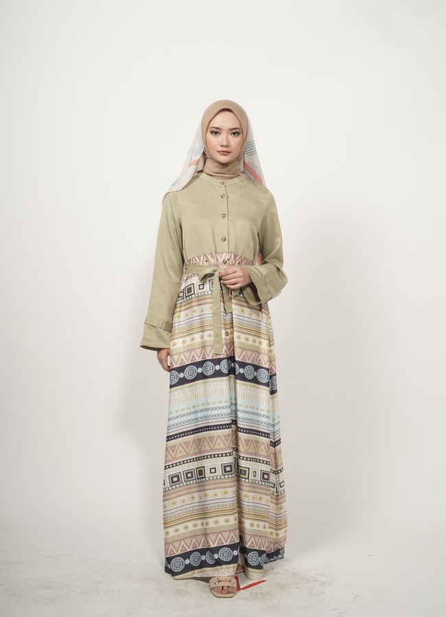 Inlah koleksi baju Lebaran 2022 dari para desainer busana muslim di acara Lazada Amanah Fahion Show 2022. Desainer yang ikut memamerkan karyanya di antaranya, Elzatta, Zoya, dan ZM by Zaskia Mecca. Foto: dok. Lazada.