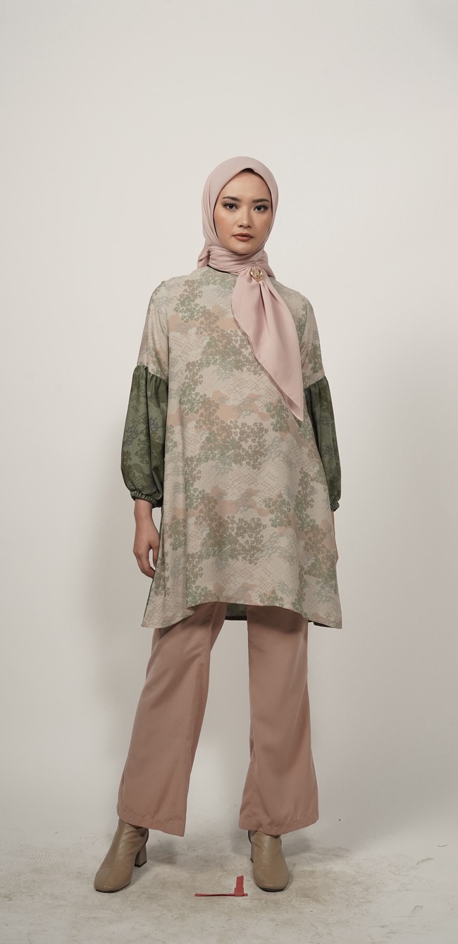 Inlah koleksi baju Lebaran 2022 dari para desainer busana muslim di acara Lazada Amanah Fahion Show 2022. Desainer yang ikut memamerkan karyanya di antaranya, Elzatta, Zoya, dan ZM by Zaskia Mecca. Foto: dok. Lazada.