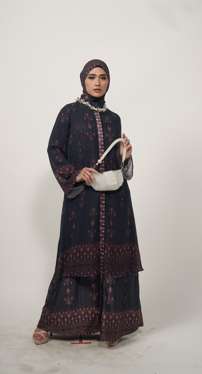 Inlah koleksi baju Lebaran 2022 dari para desainer busana muslim di acara Lazada Amanah Fahion Show 2022. Desainer yang ikut memamerkan karyanya di antaranya, Elzatta, Zoya, dan ZM by Zaskia Mecca. Foto: dok. Lazada.