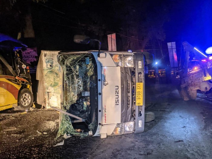 Kondisi mobil truk tanki oksigen nopol B 9199 SYX yang mengalami kecelakaan dengan minibus Elf nopol T 7550 TC di Jalan Raya Subang-Bandung Kecamatan Cijambe, Kabupaten Subang