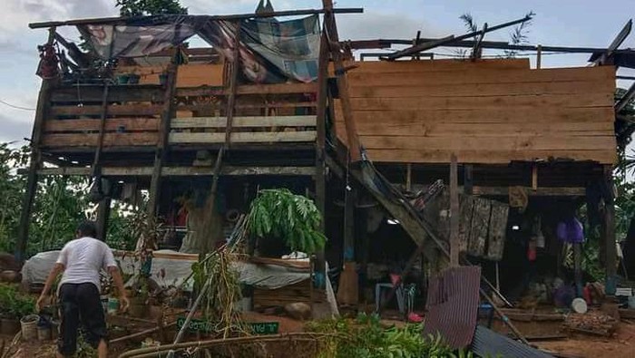 Kondisi rumah porak poranda setelah diterjang angin puting beliung di desa Batu Mila, Kecamatan Maiwa Kabupaten Enrekang Sulsel, Kamis (14/4/2022) kemarin.