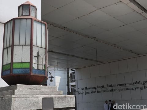 Lampu hias di Jalan Asia Afrika Bandung tak terurus dan rusak.