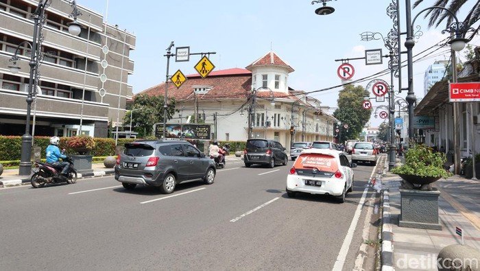 Lampu hias di Jalan Asia Afrika Bandung tak terurus dan rusak.