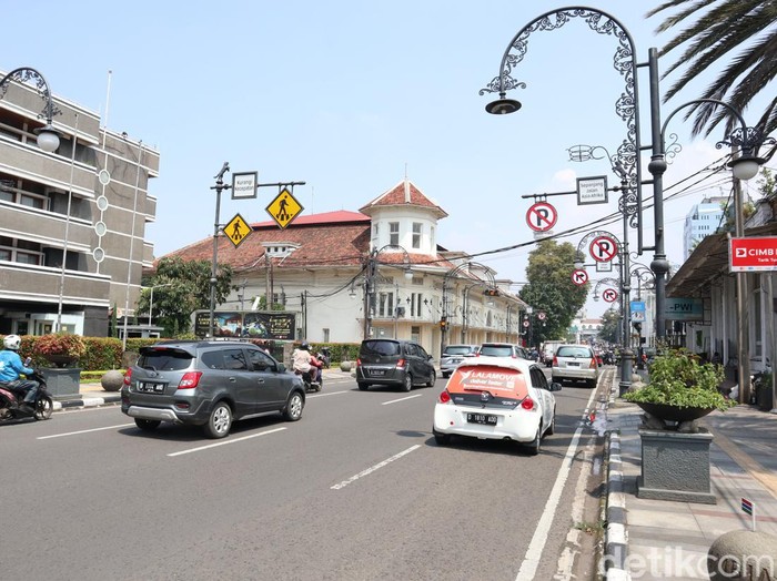 Lampu hias di Jalan Asia Afrika Bandung tak terurus dan rusak.