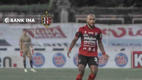 Pemain Belakang Bali United Leonard Tupamahu