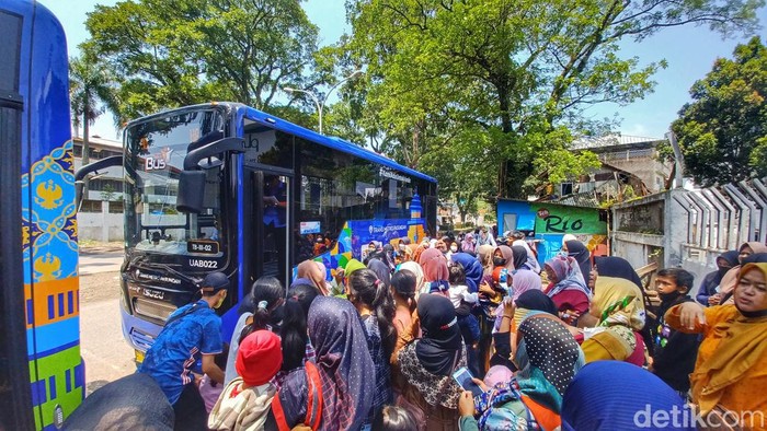 Sejumlah warga rela mengantre demi bisa mencoba bus baru dari Trans Metro Pasundan, di Halte Koridor III, Depan Tugu Juang, Baleendah, Kabupaten Bandung, Jumat (15/4/2022).