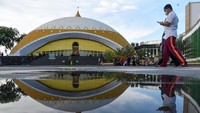 Sejumlah warga berada di halaman masjid Agung Sultan Thaf Sinar Basarsyah, Deli Serdang, Sumatera Utara, Jumat (15/4/2022).