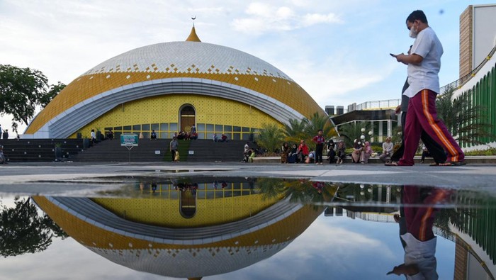 MASJID AGUNG SULTAN THAF SINAR BASARSYAH DELI SERDANG Sejumlah warga berada di halaman masjid Agung Sultan Thaf Sinar Basarsyah, Deli Serdang, Sumatera Utara, Jumat (15/4/2022). Masjid yang memadukan unsur budaya lokal dari tiga suku di Sumatera Utara yaitu Karo, Simalungun dan Melayu tersebut menjadi salah satu destinasi wisata religi yang dikunjungi umat muslim saat bulan Ramadhan 1443 H.Β ANTARA FOTO/Fransisco Carolio/Lmo/foc.