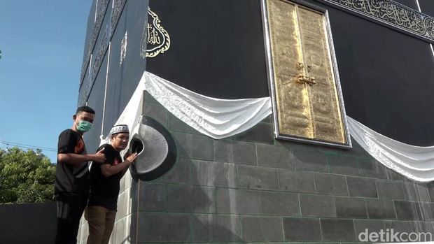 Masjid Nurul Azizil Hakim di Majene, Sulsel berbentuk kabah.