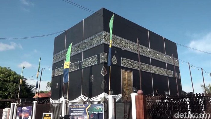 Masjid Nurul Azizil Hakim di Majene, Sulsel berbentuk kabah.