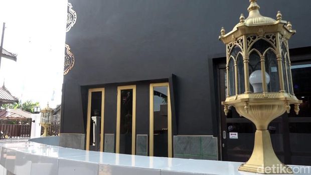 Masjid Nurul Azizil Hakim di Majene, Sulsel berbentuk kabah.
