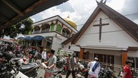 Warga berjalan di kawasan Gereja Nazaret (kanan) dan Masjid Al Azhar (kiri) di Jalan Gemini, Palangka Raya, Kalimantan Tengah, Jumat (15/4/2022). Beginilah potret keberagaman antarumat beragama.