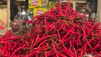 Seperti yang terpantau di Pasar Tradisional Cileungsi, harga cabai mulai turun.  