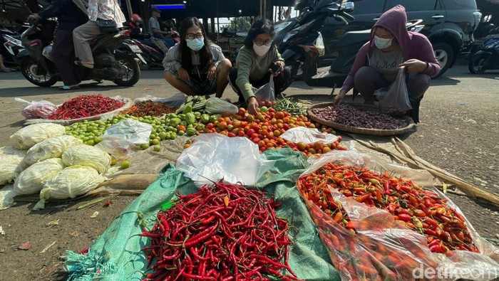 Suasana di Pasar Tradisional Cileungsi, Kanupaten Bogor, Jumat (15/04/2022).