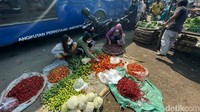 Suasana jual beli di Pasar Tradisional Cileungsi, Kabupaten Bogor, Jumat (15/04/2022).  