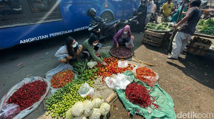 Masuk Pekan Dua Ramadan, Harga Cabe Mulai Turun Suasana di Pasar Tradisional Cileungsi, Kanupaten Bogor, Jumat (15/04/2022).