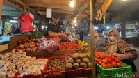 Komoditas  yang belum mengalami penurunan harga yakni beras, bawang putih, minyak goreng, gula pasir, daging ayam, daging sapi, hingga telur ayam ras segar.  