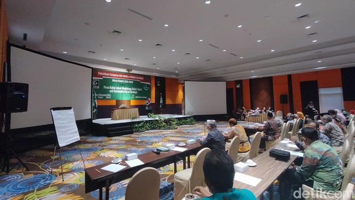 Koordinator Presidium KAHMI Surabaya, Prof.DR. Nurul Barizah saat membuka Pelantikan Pengurus MD Kahmi dan Forhati 2021-2026 di Hotel Mercure Surabaya, Jumat (15/4/2022).