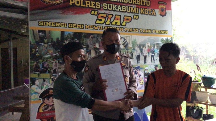 Mediasi antara terduga pelaku pencurian dengan pelapor di Polsek Lembursitu, Kota Sukabum