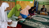Salah satu peserta ajarnya adalah Eulis (70) yang mengatakan bahwa ia mampu menghafal surat Yasin namun tidak mengenal huruf, jadi ia belajar lagi disini untuk bisa membaca Al quran.